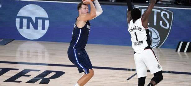 九游体育-关于东契奇回归赛场，绝杀首场状态亮眼，加拿大队观众沸腾！的信息