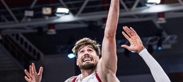 九游体育-詹姆斯在西班牙队比赛中挺进下一轮，出色防守引发热议！的简单介绍