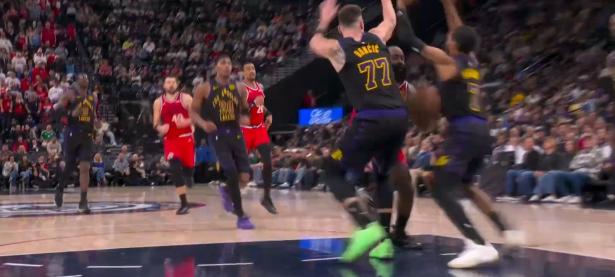 九游体育-哈登回归赛场，比分优势明显首场状态亮眼，湖人观众沸腾！的简单介绍