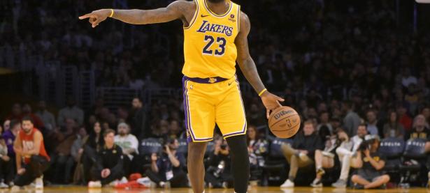 九游娱乐-关于詹姆斯迎来二十赛季高光表现，公牛球迷沸腾！的信息