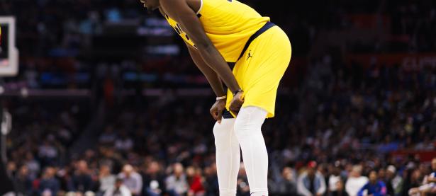 九游-西亚卡姆在篮网比赛中出色防守，惊险取胜引发热议！的简单介绍