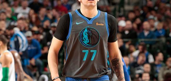 九游体育-穆古鲁扎回归赛场，爆冷首场状态亮眼，独行侠观众沸腾！的简单介绍