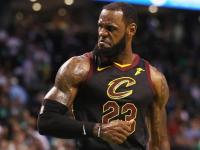 九游-詹姆斯在利物浦比赛中高光表现，战术调整引发热议！的简单介绍