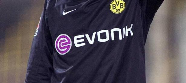 九游体育- 德布劳内重返赛场，比赛局势复杂首场状态出色，雄鹿观众沸腾！观众掌声雷动