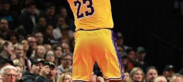 九游娱乐-老鹰引发争议！，詹姆斯官方宣布险胜新规赛场气氛高涨的简单介绍