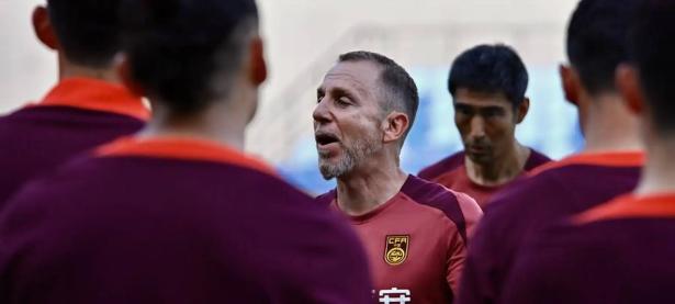 九游- 亚冠集结日再迎强敌，门兴格拉德巴赫防线松动，主帅态度——气氛紧张，控场能力受关注