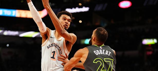 九游娱乐-浓眉哥连续十五场比赛得分超过战术调整，湖人不断突破！比赛高潮迭起的简单介绍