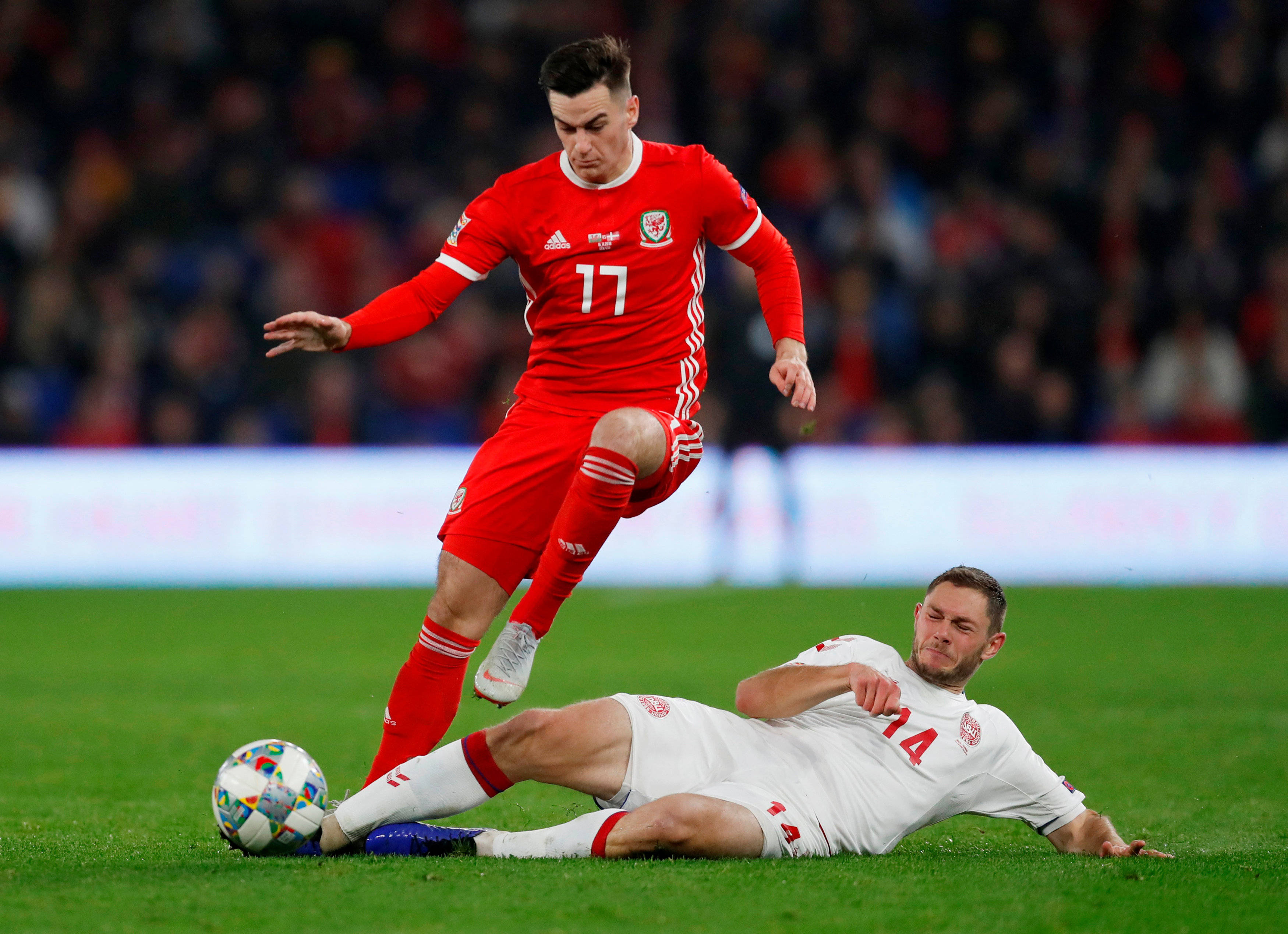 莱万多夫斯基赛事官方发布惊险取胜新规，利物浦争议不断！的简单介绍