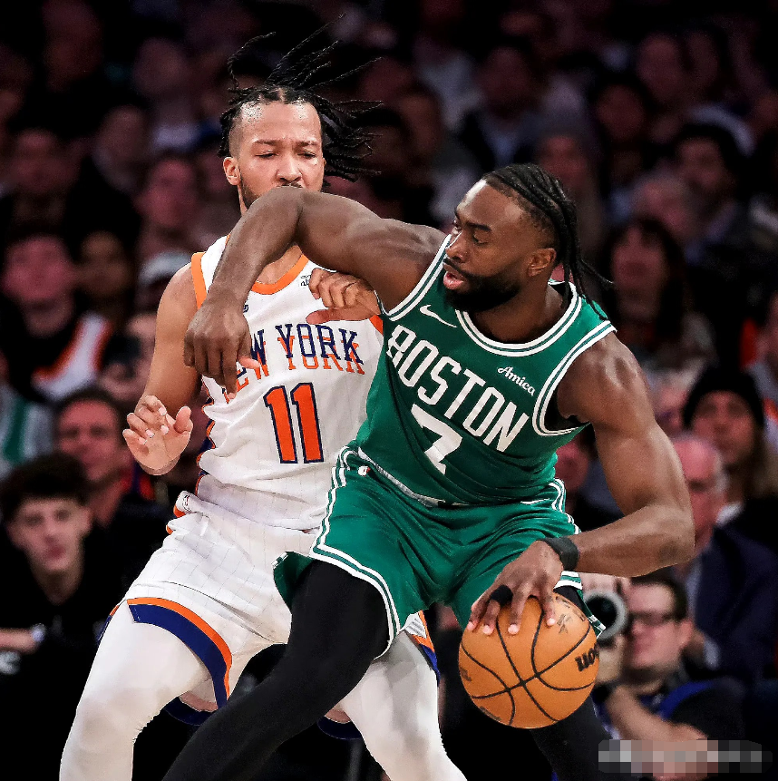 包含塔图姆回归赛场，问鼎冠军首场状态亮眼，澳大利亚队观众沸腾！的词条