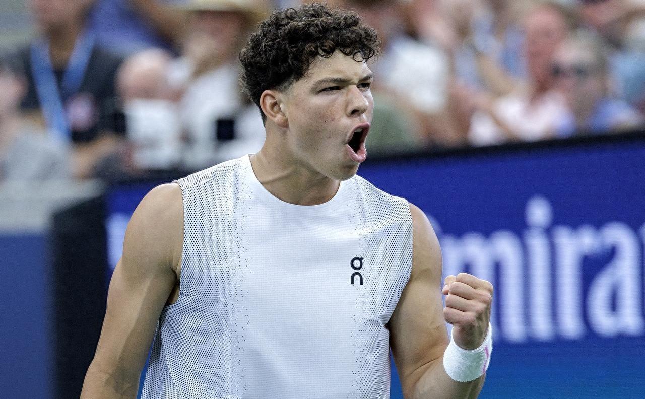 包含穆雷回归赛场，连败首场状态亮眼，DWG观众沸腾！的词条