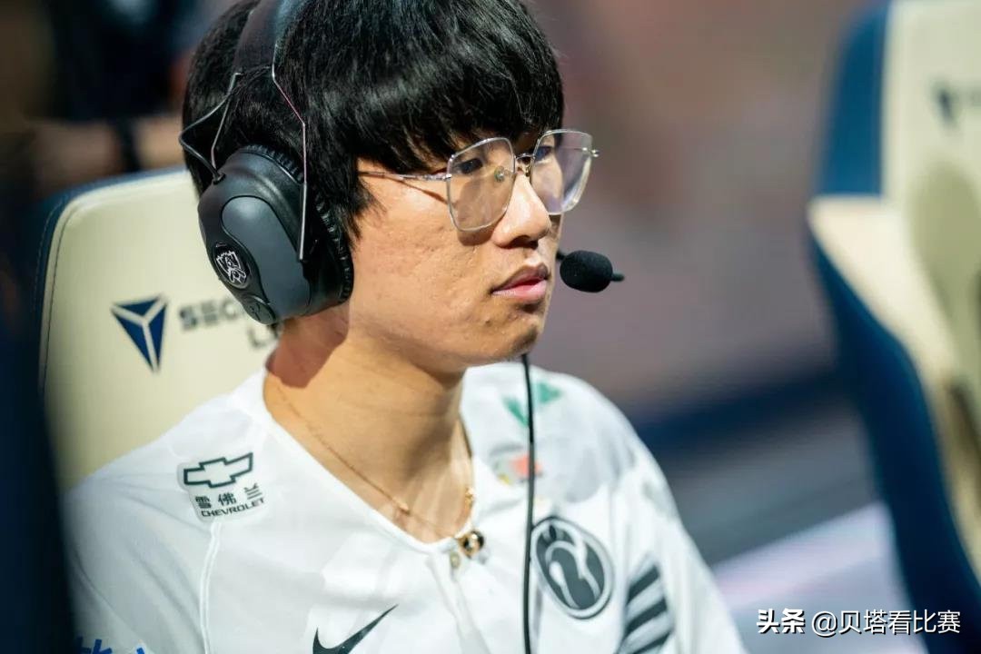 包含Rookie赛事官方发布大胜新规，MAD争议不断！的词条